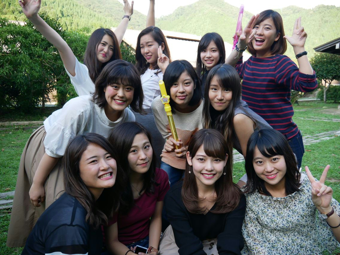 女子 集合 画像 集合写真に収まる若い日本人女性たち （人物） [125285992 ...